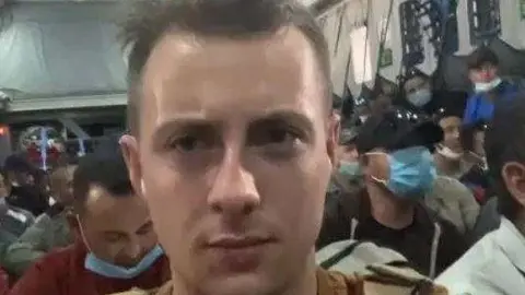 Miles Routledge a bordo del avión de evacuación a Dubai. (Twitter)