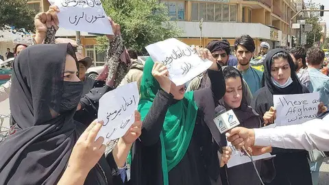 Mujeres protestan en Afganistán tras el ascenso al poder de los talibanes. (Twitter)