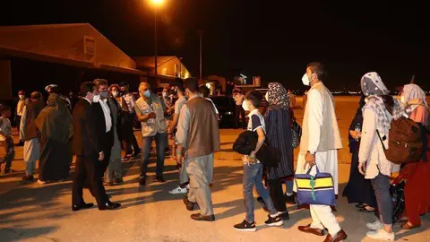 Los repatriados en el primer vuelo de España desde Kabul, a su llegada a la base de Torrejón de Ardoz. (@sanchezcastejon)
