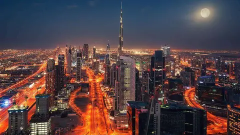 Imagen nocturna del centro de Dubai. (WAM)
