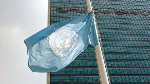 Bandera de Naciones Unidas. (@ACNURspain)