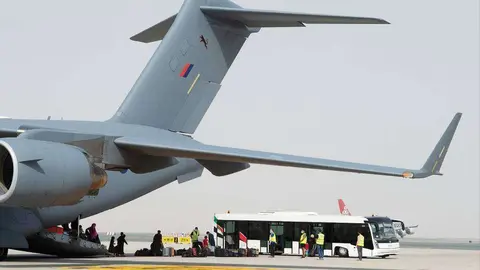 Evacuados desde Afganistán toman tierra en Emiratos Árabes. (WAM)