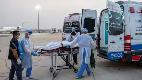 Traslado a Abu Dhabi de uno de los heridos. (WAM)