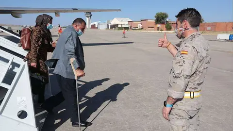 Afganos evacuados por España llegan a la base de Torrejón de Ardoz en Madrid. (@Defensagob)