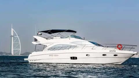 Espectacular yate Silver Creek de 61 pies y para 24 personas, atracado en Harbour Marina en Dubai. (Cedida)