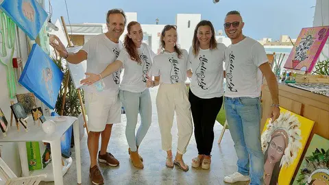 Los artistas de MOTIV@RT, junto a parte de las obras expuestas. (Cedida)