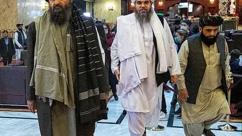 El cofundador de los talibanes y jefe negociador del grupo, el mulá Abdul Ghani Baradar -izquierda-. (Twitter)