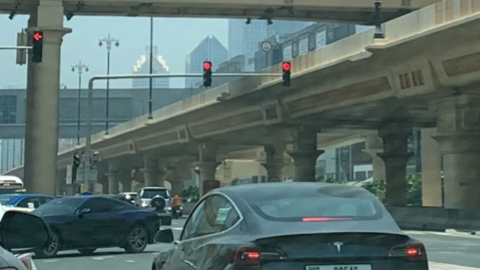 Un coche Tesla en el centro de Dubai. (EL CORREO)