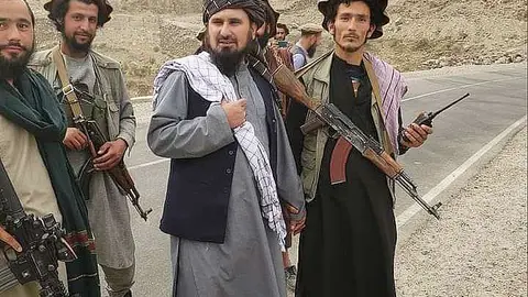 Talibanes en el valle de Panjshir. (Twitter)