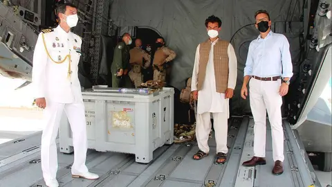 En la rampa del avión español en la Base de Al Minhad de Dubai, de izquierda a derecha, el capitán de fragata Adolfo García Quintela, el afgano restacado Salahuddin Saled y el embajador Álvarez Barthe. (EL CORREO)