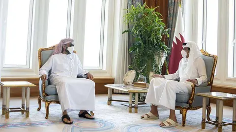 El emir de Qatar a la derecha y el asesor de Seguridad Nacional de EAU. (WAM)