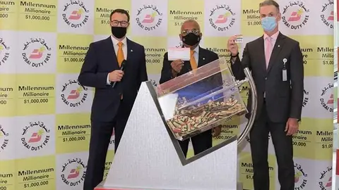 Los funcionarios de Dubai Duty Free realizan el sorteo en el Concourse D del Aeropuerto Internacional de Dubai.