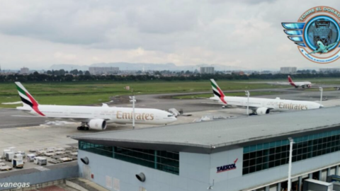 Una imagen de Luis E Vanegas donde se observa en 2021 a dos aviones de Emirates en Bogotá.