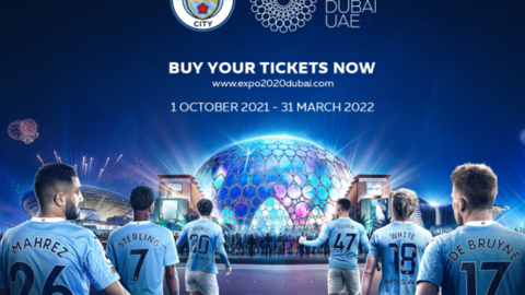Jugadores del Manchester City ante el logotipo de la Expo Dubai. (WAM)