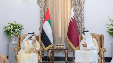 El gobernante de Dubai a la izquierda junto al emir de Qatar. (WAM)