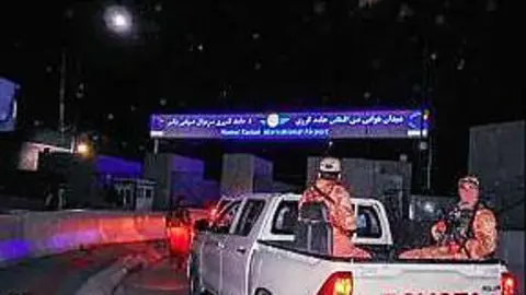 Talibanes entran en el aeropuerto de Kabul. (Twitter)