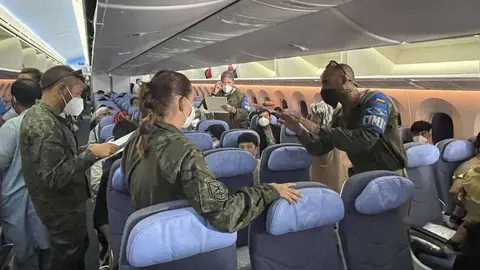 Militares españoles atienden en Dubai a evacuados de Afganistán a borde de un avión de Air Europa. (EL CORREO)