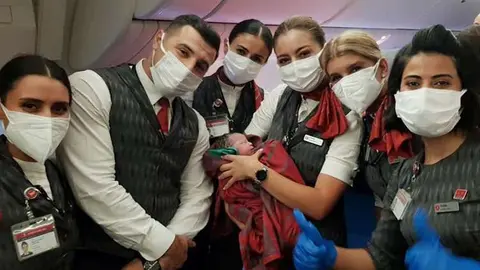 Los tripulantes de cabina con la bebé recién nacida. (Fuente externa)