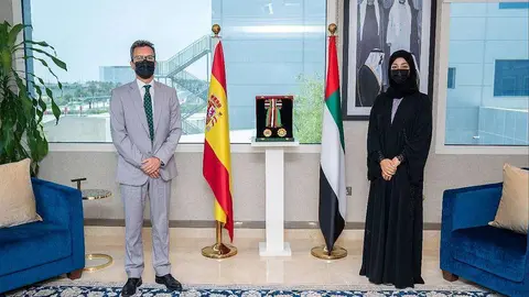 Antonio Álvarez Barthe, embajador de España, durante el acto en que la La ministra de Estado de Cooperación Internacional, Reem Al-Hashimy, le entregó, la Orden de la Independencia de Primera Clase de EAU. (Cedida) 