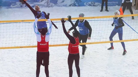 Una demostración de Voleibol en la nieve. (WAM)