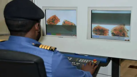 Control de equipaje en el Aeropuerto de Dubai. (WAM)