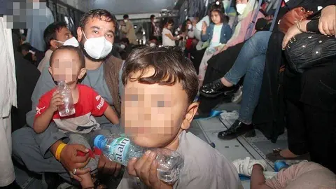 Afganos, a bordo del avión militar de España donde fueron evacuados desde Kabul. (EL CORREO)