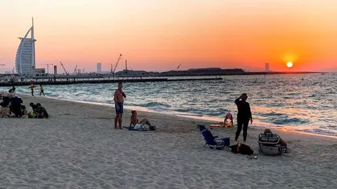 A modo ilustrativo, una imagen de la playa de Jumeirah en Dubai. (EL CORREO)