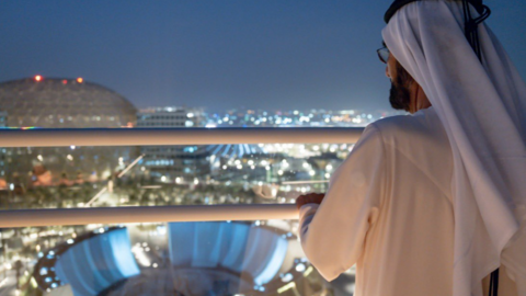 El gobernante de Dubai admira el sitio de la Expo 2020. (Twitter)