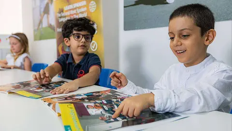 Alumnos, durante una clase del curso presencial de español para niños nativos en UCAM Dubai. (Cedida)