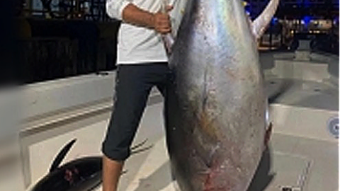 El atún de cien kilos en manos del pescador. (Twitter)