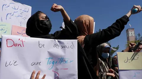 Mujeres protestan en Afganistán contra la discriminación que los talibanes someten a las mujeres. (Twitter)