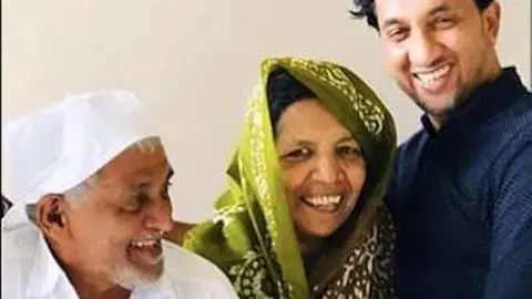 Mustafa con sus padres. (24.ae)