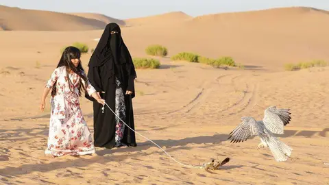 Una niña emiratí entrena a un halcón. (WAM)
