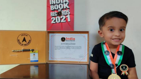 El menor junto a la acreditación del récord Guinness. (Fuente externa)