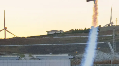 Imagen del avión a la salida de uno de los túneles. (Redes sociales)