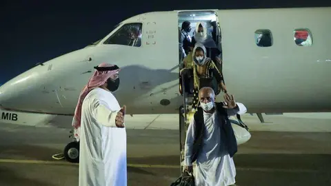 Los afganos ha su llegada a Abu Dhabi. (WAM)