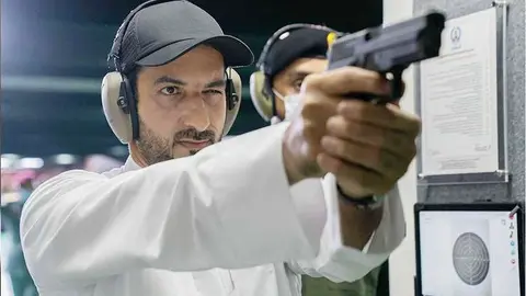 El jeque prueba las instalaciones del campo de tiro. (Fuente externa)