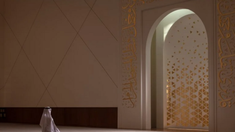 Un fiel reza en una mezquita de Dubai. (Fuente externa)