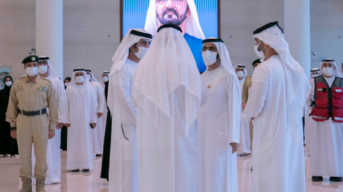 Un momento de la reunión entre el gobernante y el equipo de Crisis. (Dubai Media Office)