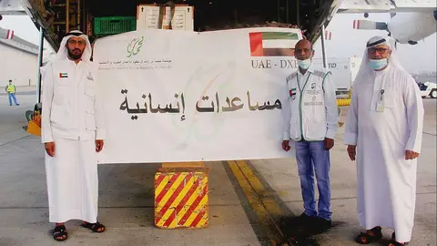 Avión con ayuda humanitaria esencial, a punto de partir desde Dubai hacia Afganistán. (WAM)