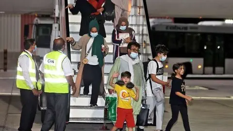 Evacuados de Afganistán llegan al aeropuerto internacional Hamad en Doha, el 10 de septiembre de 2021. (AFP)
