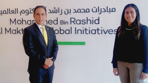 El embajador de Panamá en Emiratos Árabes, Ricardo Laviery, junto a la responsable de AbbaCol, Carolina Lozada, en la Ciudad Humanitaria Internacional de Dubai. (Cedida)