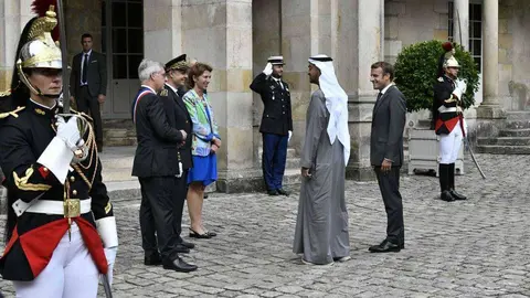 El jeque Mohamed bin Zayed junto al presidente francés en el castillo de Fontainebleau en septiembre de 2021. (Twitter)