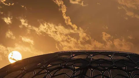 Puesta de sol sobre la cúpula central de la Expo 2020 Dubai. (WAM)
