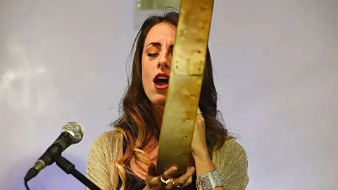 La soprano Isabel Cañada, sobre el escenario en Casa Árabe de Córdoba. (Casa Arabe / Chencho Martínez)