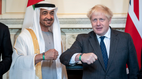 El jeque Mohamed bin Zayed y el primer ministro de Reino Unido. (Wam)