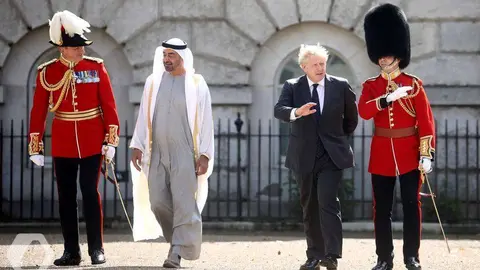 El jeque Mohamed bin Zayed Al Nahyan y Boris Johnson, en Londres el 16 de septiembre. (Twitter)