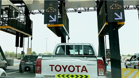 Frontera para el control de pruebas del coronavirus situada actualmente entre los emiratos de Dubai y Abu Dhabi en la autopista E11. (EL CORREO)