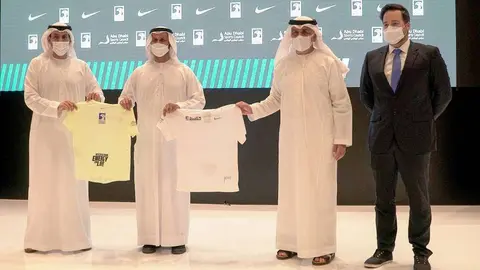 Las camisetas que llevarán los deportistas durante el maratón. (WAM)