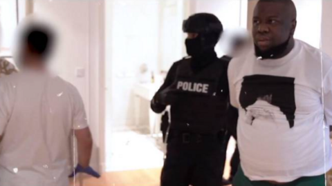 Un momento de la detención del estafador en Dubai. (Policía de Dubai)